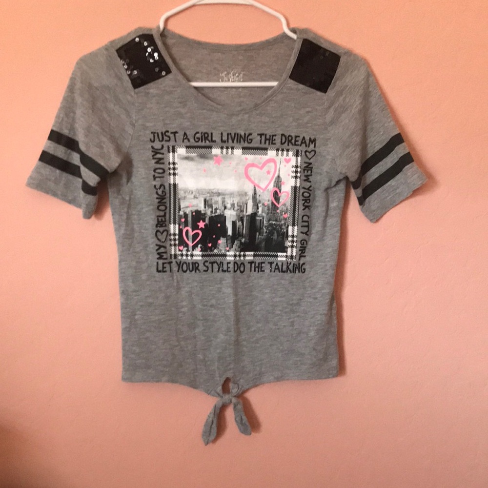 Grey shirt with a New York picture in the middle